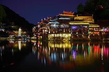 長沙出發(fā)到張家界天門山、玻璃棧道、鳳凰古城、鳳凰夜景往返二日游